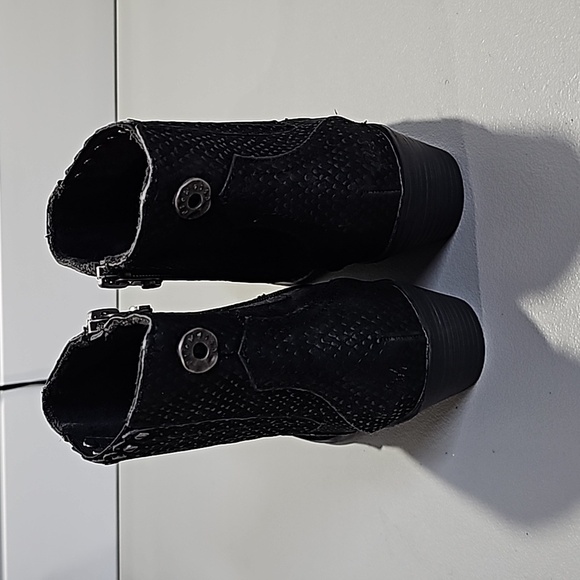 Blowfish black size 7 booties - Picture 2 of 6